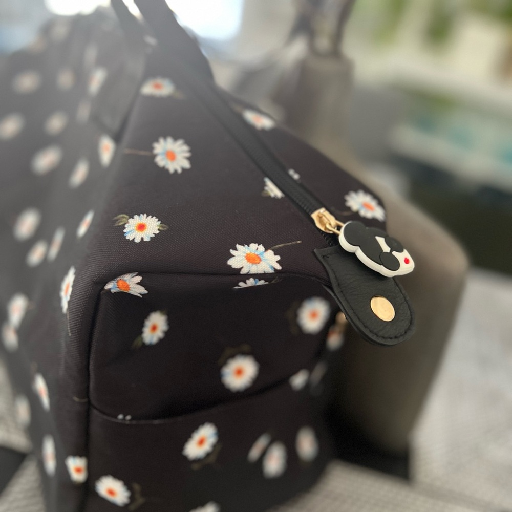 Alice and Olivia duffle bag in good condition - Picture 6 of 10